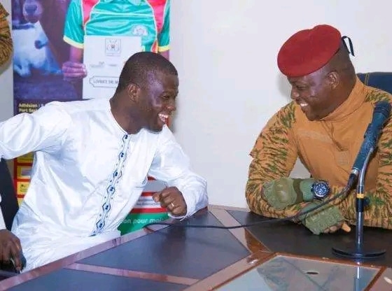 Intelligency225's tweet photo. #BurkinaFaso 🇧🇫 #RENSEIGNEMENT | Le 24 décembre 2024, par décret du Président de la Transition @CapitaineIb226, le Commandant #Oumarou #YABRÉ est nommé Président du Conseil National de la Sécurité d'État.
Ce changement soulève des questions. Depuis deux ans, le renseignement #burkinabè semblait plus préoccupé par la surveillance d’un possible retour de #Damiba et de ses soutiens que par le maillage complet du territoire national...
Relever un chef du renseignement en si peu de temps, c’est souvent reconnaître qu’il y a eu erreur sur l’homme ou la stratégie.
Dans un pays en guerre asymétrique on ne limoge pas un chef du renseignement après seulement deux ans, sauf si les résultats sont en deçà des attentes ou si l’on admet une mauvaise évaluation.
Après la récente éviction du #CEMGA, ce changement pourrait être interprété comme une victoire symbolique pour l’ennemi. Les groupes extrémistes observent et exploitent ces signaux de flottement au sommet.
Le renseignement est la pierre angulaire de toute action sécuritaire. L’instabilité à ce niveau pourrait ralentir les efforts de sécurisation et donner un avantage stratégique aux groupes armés... à suivre