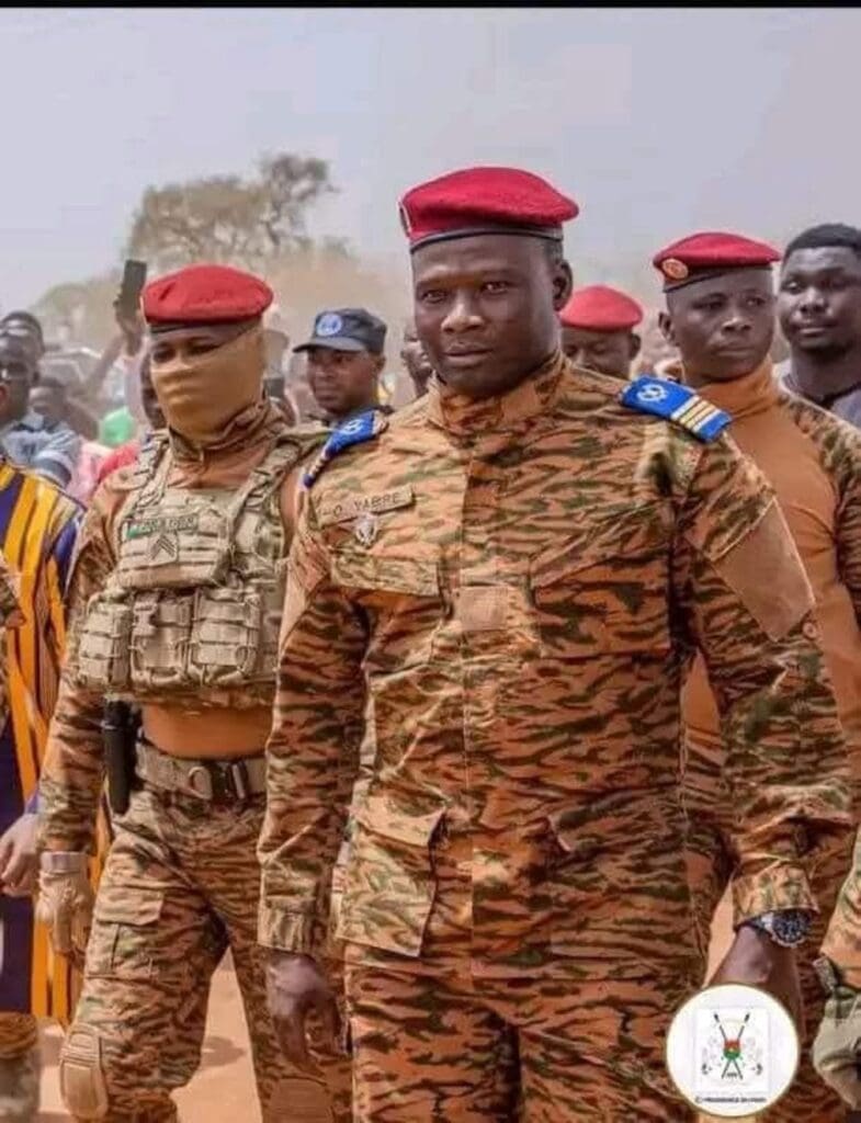 Intelligency225's tweet photo. #BurkinaFaso 🇧🇫 #RENSEIGNEMENT | Le 24 décembre 2024, par décret du Président de la Transition @CapitaineIb226, le Commandant #Oumarou #YABRÉ est nommé Président du Conseil National de la Sécurité d'État.
Ce changement soulève des questions. Depuis deux ans, le renseignement #burkinabè semblait plus préoccupé par la surveillance d’un possible retour de #Damiba et de ses soutiens que par le maillage complet du territoire national...
Relever un chef du renseignement en si peu de temps, c’est souvent reconnaître qu’il y a eu erreur sur l’homme ou la stratégie.
Dans un pays en guerre asymétrique on ne limoge pas un chef du renseignement après seulement deux ans, sauf si les résultats sont en deçà des attentes ou si l’on admet une mauvaise évaluation.
Après la récente éviction du #CEMGA, ce changement pourrait être interprété comme une victoire symbolique pour l’ennemi. Les groupes extrémistes observent et exploitent ces signaux de flottement au sommet.
Le renseignement est la pierre angulaire de toute action sécuritaire. L’instabilité à ce niveau pourrait ralentir les efforts de sécurisation et donner un avantage stratégique aux groupes armés... à suivre