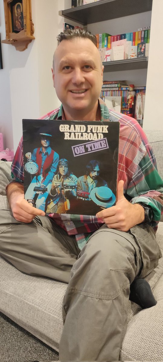 Честито Рождество Христово! Ние,които нямахме възможност да празнуваме Рождество, когато бяхме по млади си наваксваме! Дядо Мраз,не би ми донесъл подобен подарък,защото и двамата щяхме да бъдем арестувани 
:)