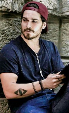#ÇağatayUlusoy <a href="/cagatayulusoyy/">Çağatay Ulusoy</a>,,Nada tengo de ti
Y lo tengo todo...
Aunque tú no lo sepas,
Eres tan mío,
Eras mío, hace tiempo, cuando el Otoño
Me asomaba a la puerta de mis jardines.

Te veía pasar
Como una estrella
Hecho todo de luz,
Pero tan lejos.😥😥❤️