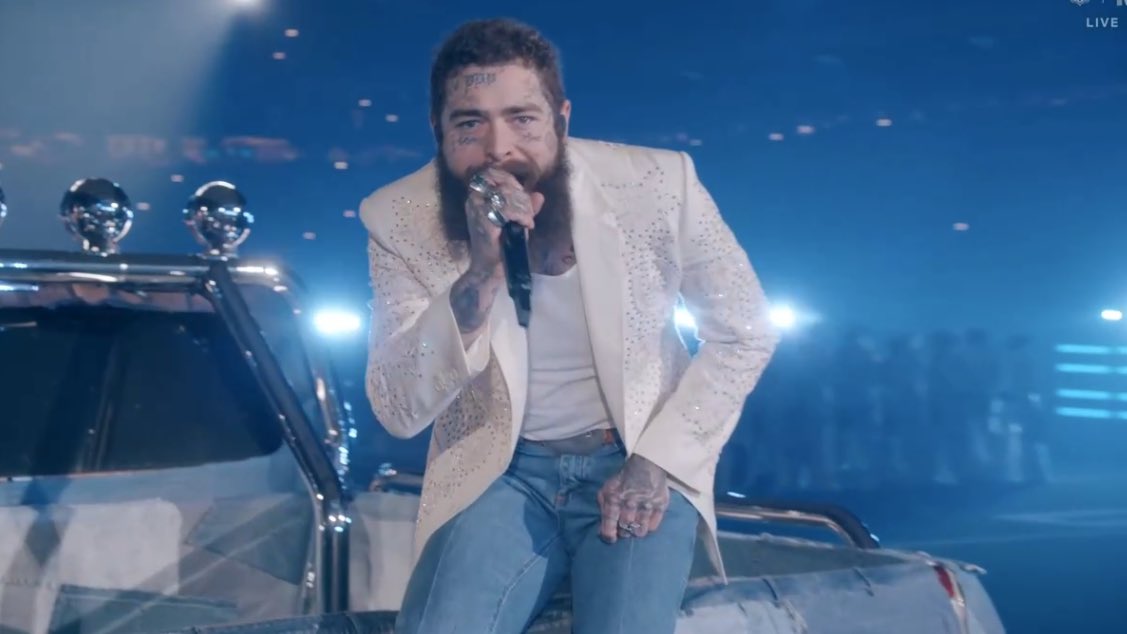 AhoraTabasco's tweet image. 📲#TendenciasDeAhora| ¡#QueenB nunca decepciona!😍🤩 Para muchos la mejor cantante de todos los tiempos, #Beyoncé, nos acaba de regalar el mejor medio tiempo en la historia de la #NFL, y eso que no fue en un #SuperBowl, acompañada de #TieraKennedy, #TannerAdell, #BrittneySpencer,