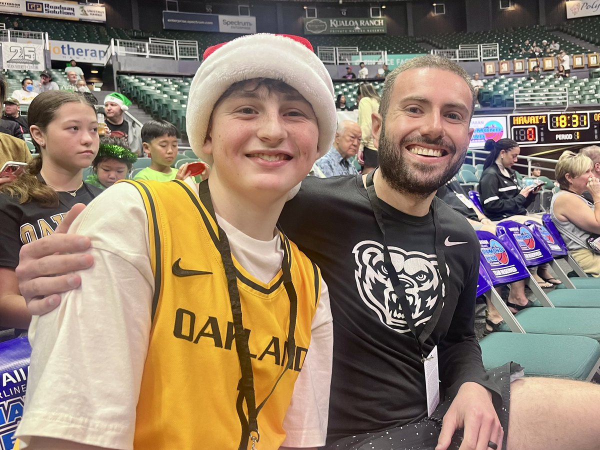 ☝️more with the <a href="/OUGrizzGang/">Grizz Gang</a> Hawai’i edition. Let’s get the dub <a href="/OaklandMBB/">Oakland Men's Basketball</a>! Go Golden Grizzlies 🖤💛🐻