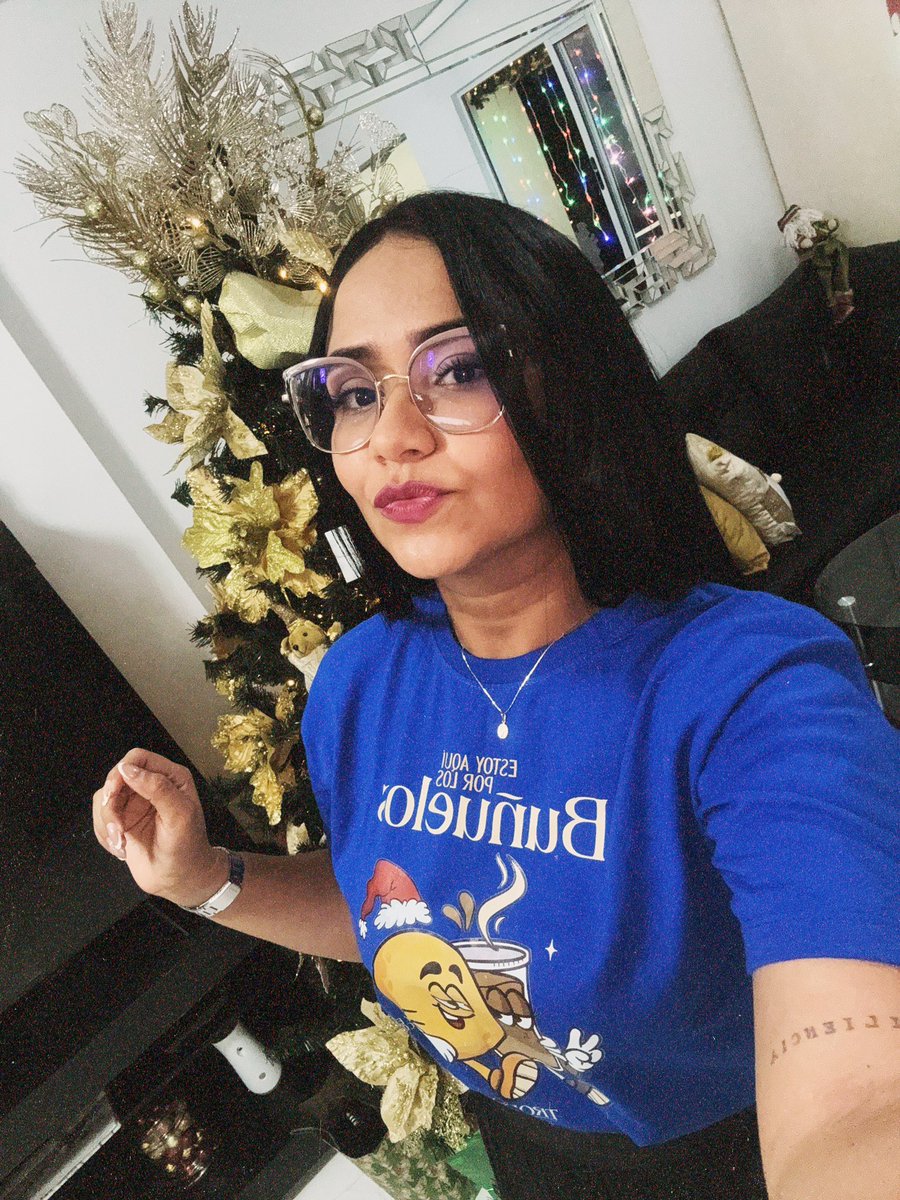PaolaVillafae's tweet image. Creces y le restas importancia al estrene del 24 😅 El suéter de navidad y sale pa pintura #FelizNavidad2024 ✨
