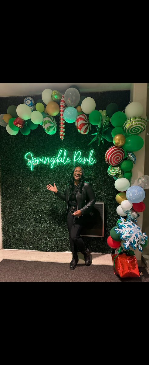 PrincipalDrH's tweet image. Sending a little piece of holiday happiness and good cheer that I picked up at schools this December.  

Be sure to rest, relax, unwind, and repeat. #2025loading 

#HAPPYHOLIDAYS   💚.