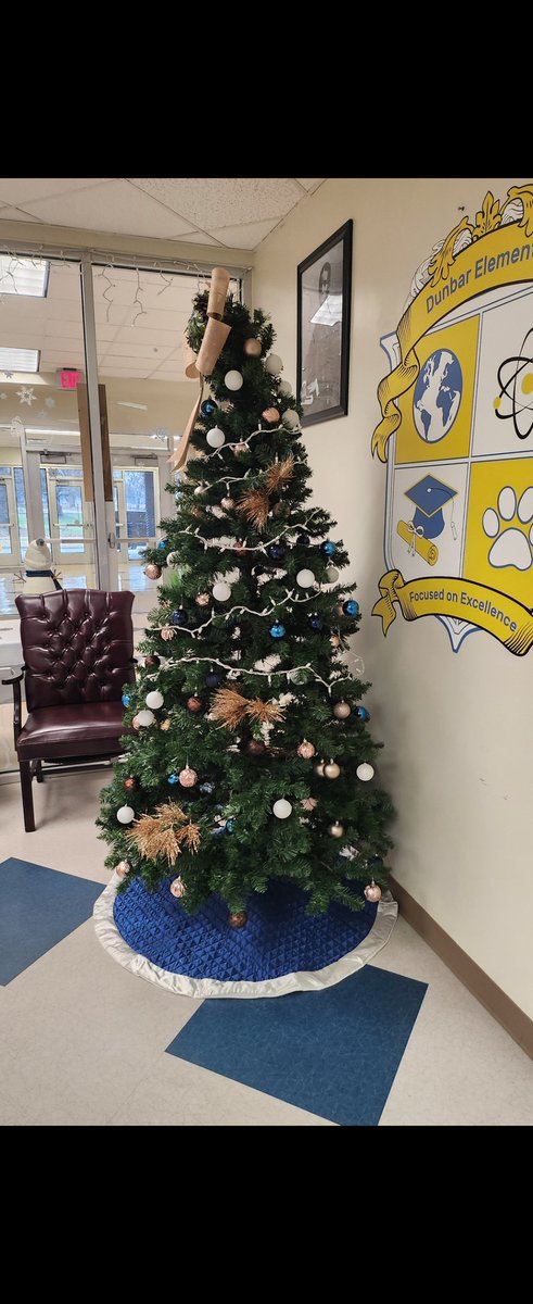 PrincipalDrH's tweet image. Sending a little piece of holiday happiness and good cheer that I picked up at schools this December.  

Be sure to rest, relax, unwind, and repeat. #2025loading 

#HAPPYHOLIDAYS   💚.