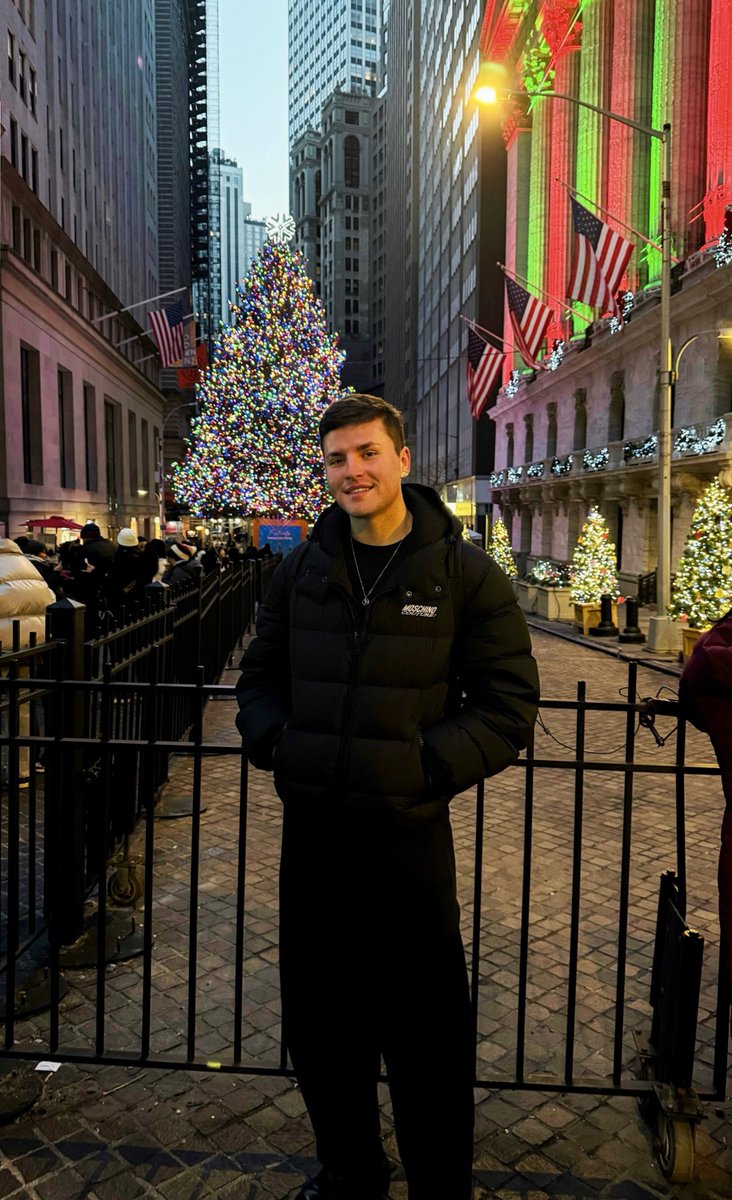PowerFlower26's tweet image. Postcard from NYC🎄 🏙️ 
#укртві #nyc #gay