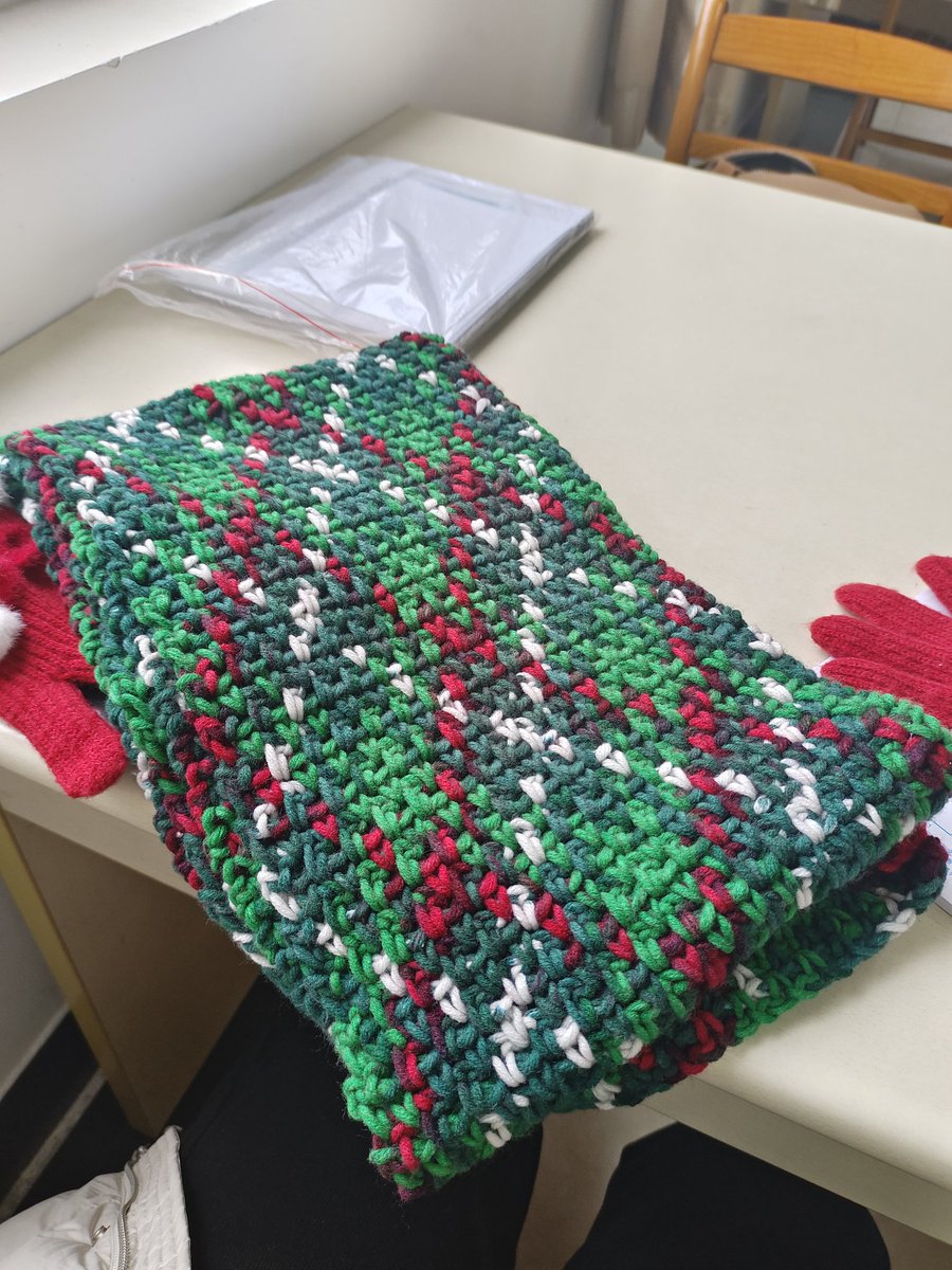 Merry Christmas😘
圣诞没整活，分享一条我钩织的围巾，圣诞快乐啊各位朋友