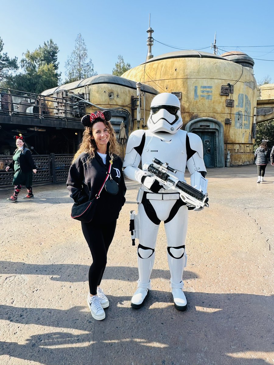 smith_keeney's tweet photo. Settle Down Star Wars https://t.co/AWeEMrOYYf