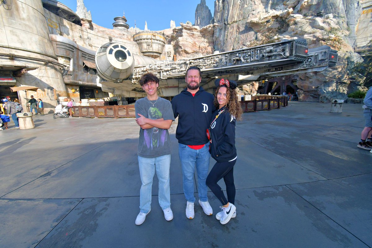 smith_keeney's tweet photo. Settle Down Star Wars https://t.co/AWeEMrOYYf