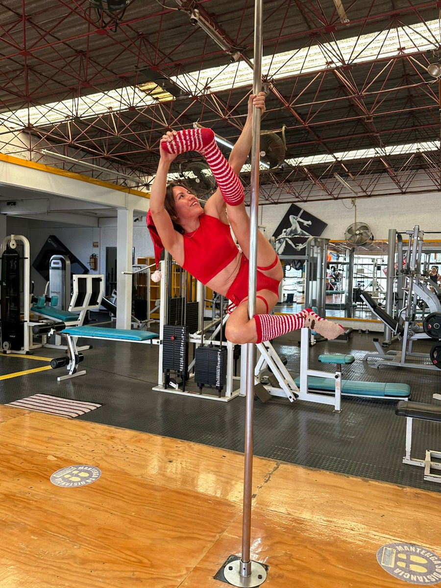 domelyAmaro's tweet photo. Me dijeron
- Abrigate bien para la #PoleParty
- Yo, ya me puse el gorrito y las calcetas.
#FelizNavidad
#Christmas
#PoleDancer
#Aerialist https://t.co/688MkB9CHB