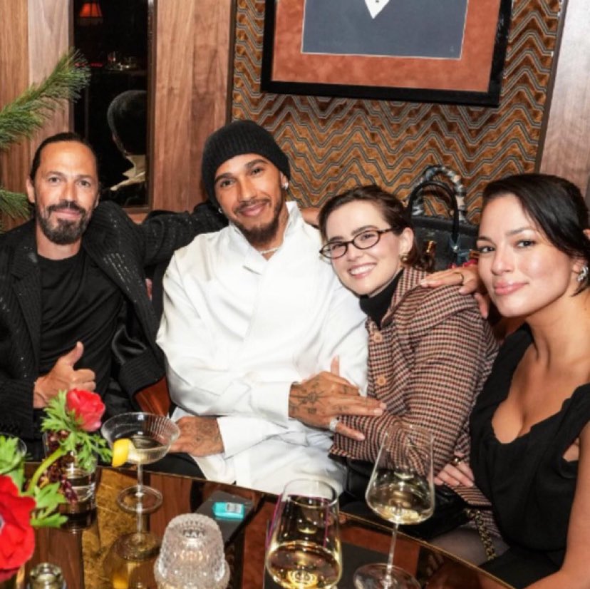 LH44_Updates's tweet photo. 🚨| NEW: Lewis Hamilton with Friends in New York City 🔥🔥

#F1 #LewisHamilton https://t.co/RbAyD8GGAB