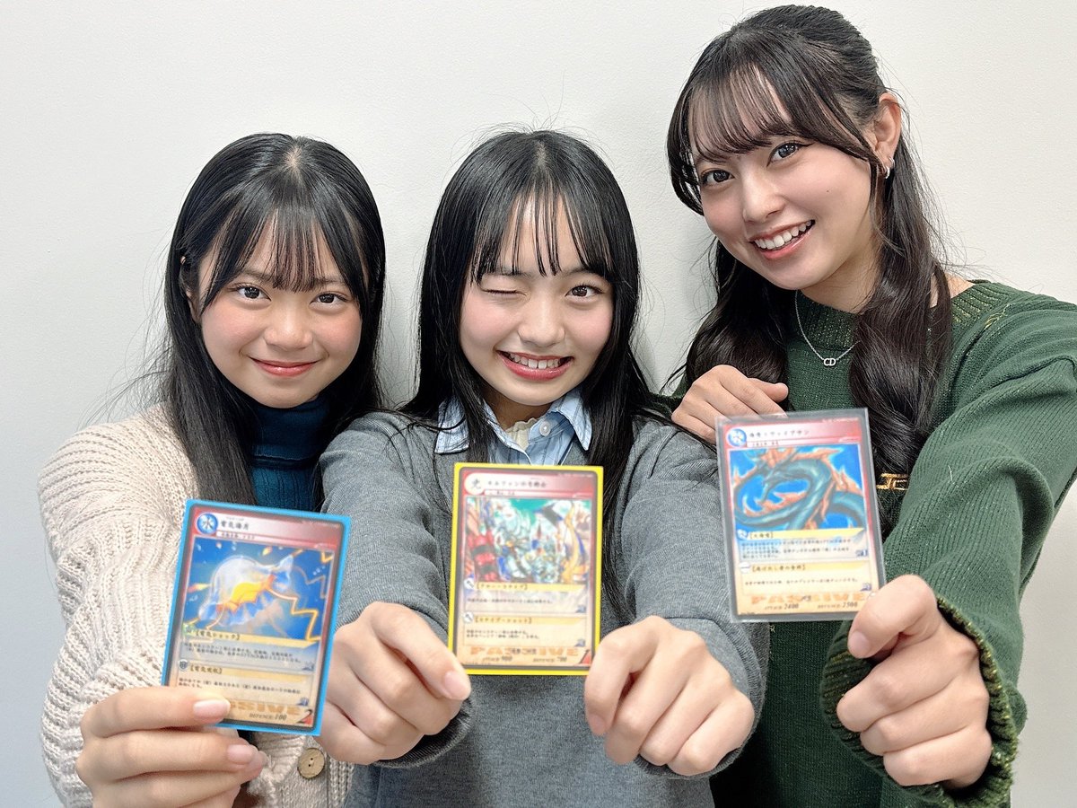 SORARUKA21's tweet photo. 大丸梅田店で冬休み⛄️いっぱいお楽しみが‼️

29日はサモン＆マジックのカードゲームでアンバサダーのめいちゃん、りのちゃんと3人で一緒に無料体験して頂けるブースが✨
ポケモンカード等他のカードゲームならしてるよ！って方もぜひサモマの世界も知って頂けたらなって思います♡
遊びにきてね❣️ https://t.co/s6cOXzf8BN