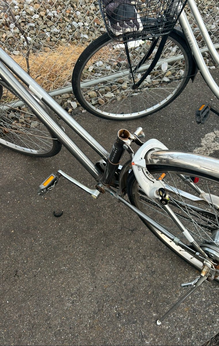 Zn0323's tweet photo. タイヤの空気入れる蓋２つとサドル盗まれました..タイヤは両輪パンクしてなおかつ座れんチャリはチャリじゃない https://t.co/IUP8mIEK6t