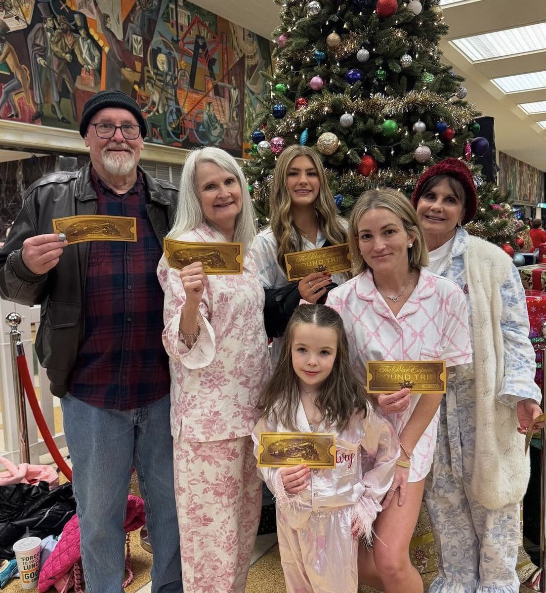 BritneyTheStan's tweet photo. The Spears family is celebrating Christmas this year without Britney. https://t.co/2iChDZAPrH
