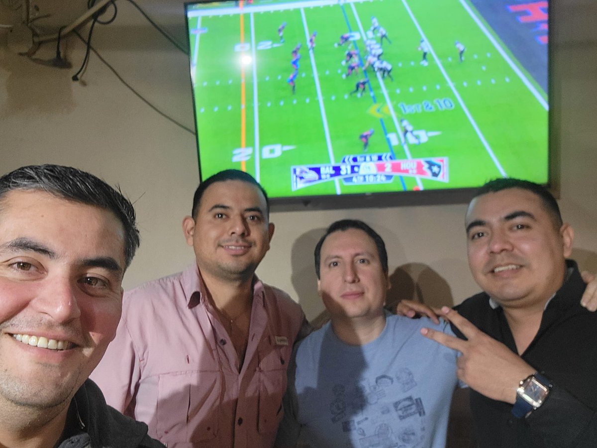Fabian_ETC's tweet photo. #NFLonNetflix @ScottHanson @drewbrees regarts from México 🇲🇽 merry christmas https://t.co/qCcFxr02Rg