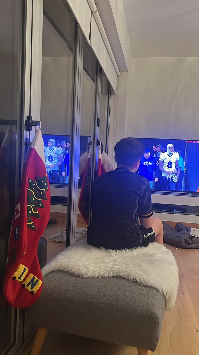 jackostabler's tweet photo. #NFLonNetflix Nadolig Llawen watching the NFL in Wales 🏴󠁧󠁢󠁷󠁬󠁳󠁿🎅🏻 https://t.co/v8vSr0O5d3