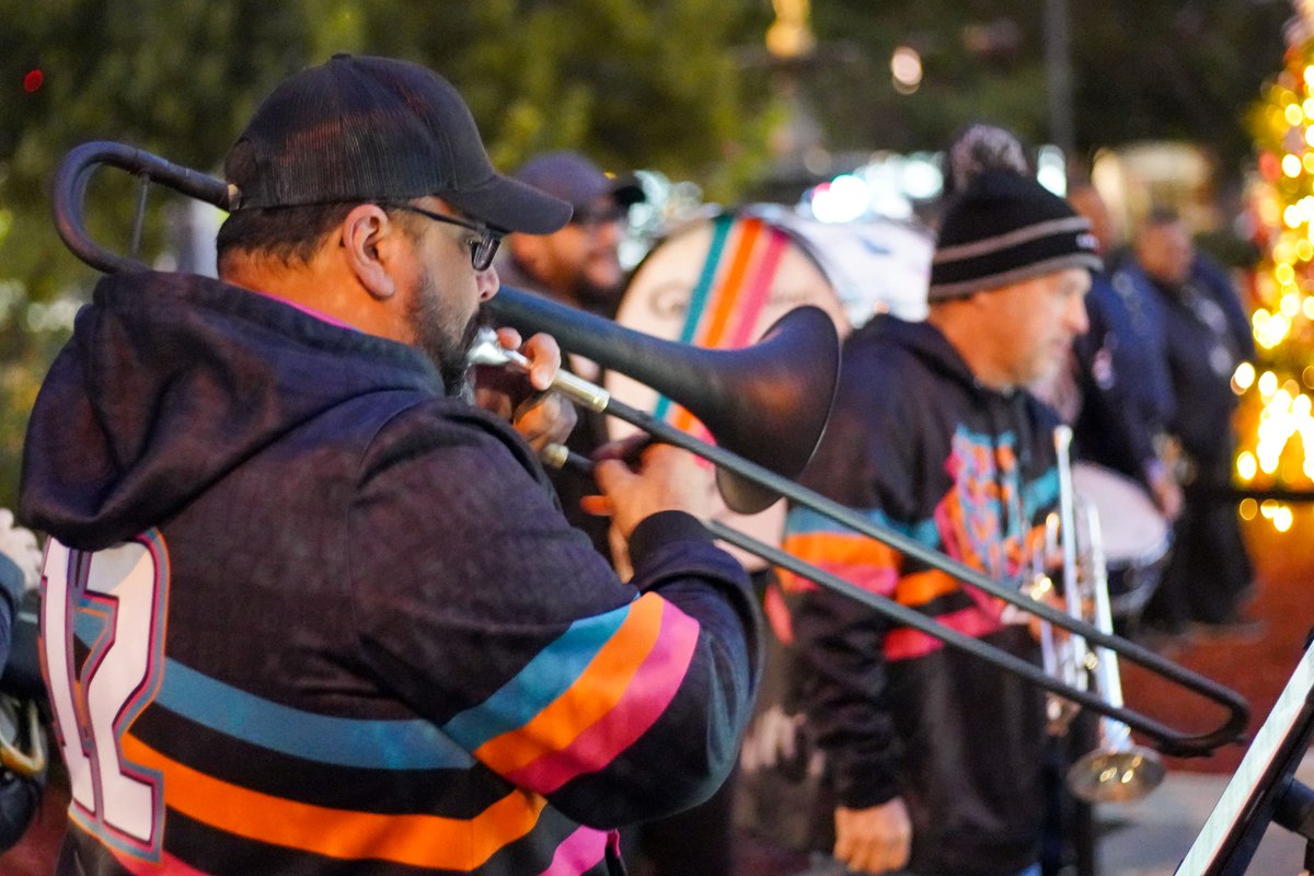 Have you seen the courthouse lights? 🎄🎅

Bexar County held its annual courthouse lighting ceremony. This year's program featured musical talents, hot cocoa and cookies, and – of course – Santa Claus!

 Make sure to stop by and see the lights for yourself 👀