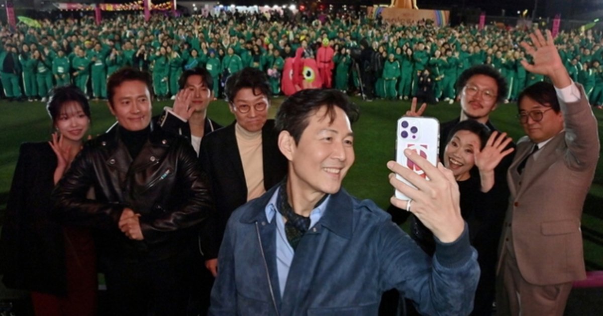 Dicon_korea's tweet photo. 'Squid Game 2' Global Events in 11 Countries
https://t.co/J1hKlvwdba
#DownloadNow https://t.co/ZtASHBQLtt
#SquidGame2 #Netflix #LeeJungjae #LeeByunghun #RedLightGreenLight #ChampsÉlysées #OX #Gwanghwamun #PinkGuards #DIPE #DISPATCH https://t.co/IvBJgRL7WA