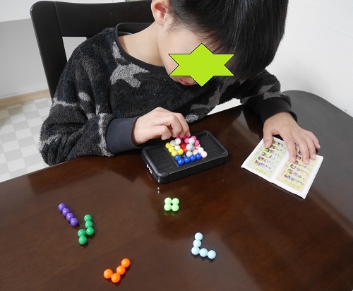 honnekasan's tweet photo. お正月や冬休み、子供には一人で静かに遊んでほしい…できればゲーム以外で…
我が家の男子たちが大好きなのが「ロンポス」。簡単そうで難しいのがハマる理由です。
他にも、お正月に小学生が一人遊びできるおもちゃはこれ↓
https://t.co/crtM0JhTUf https://t.co/KKUhlID3Wx