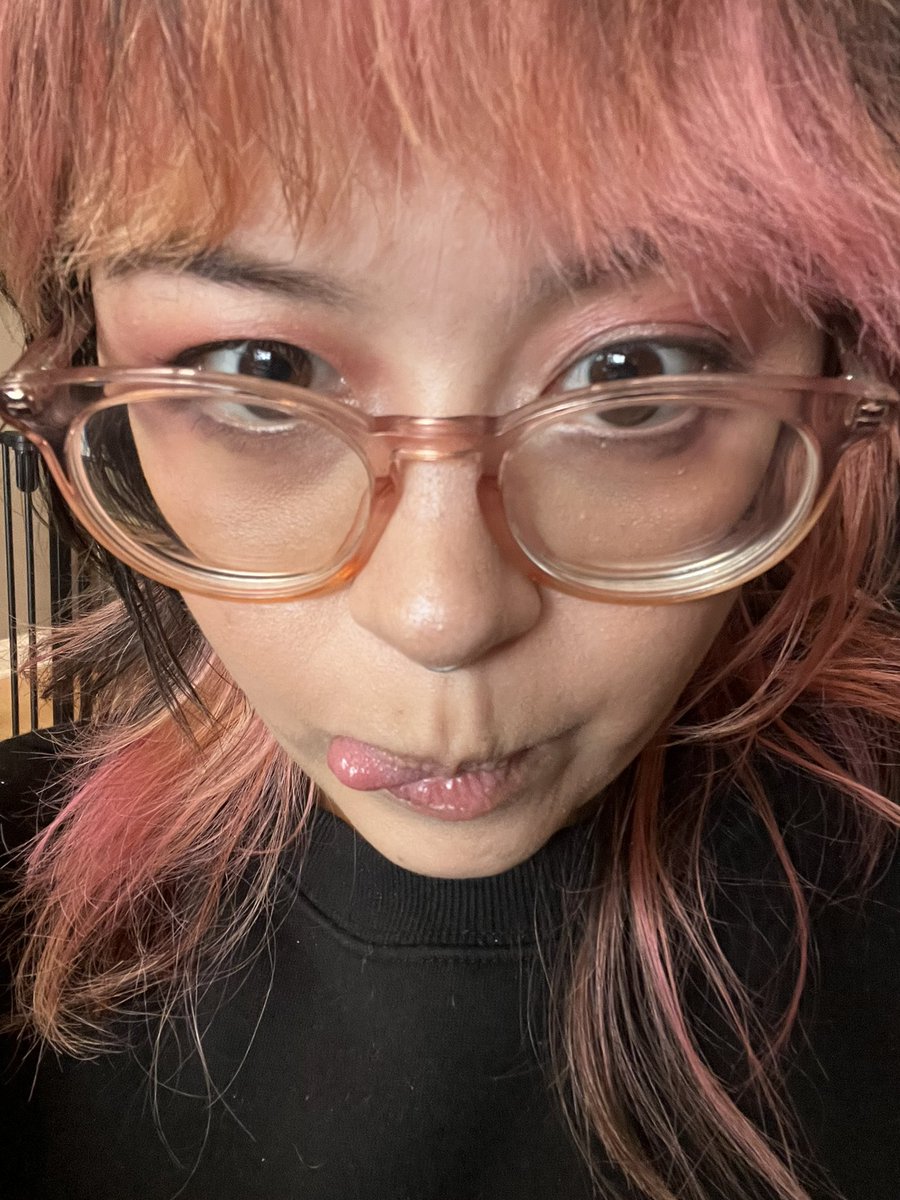 xwalwal's tweet photo. merry christmas this is my face https://t.co/x0j76KQPGq