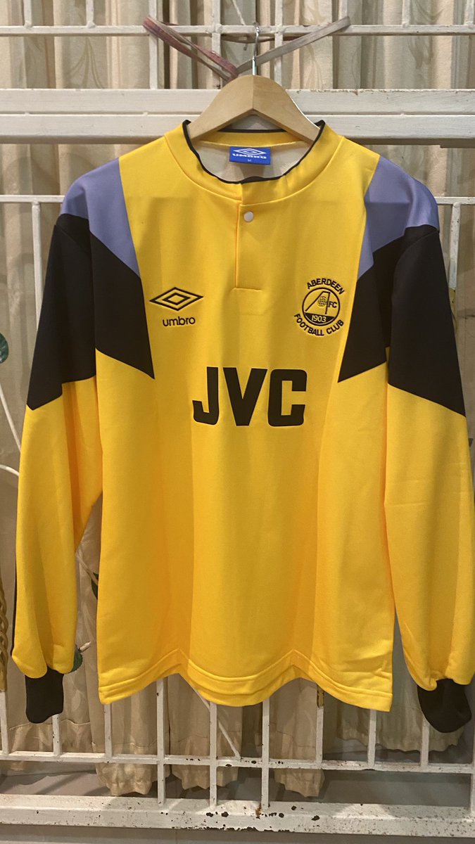 AberdeenRetro's tweet photo. Aberdeen Theo Snelders 1987-90 top.

87-90 Goalkeeper shirt. 

S(40), M(42), L(44), XL(46), 2XL(48).

DM to enquire/order.
aberdeenretro@gmail.com https://t.co/Q2arCIPbh4
