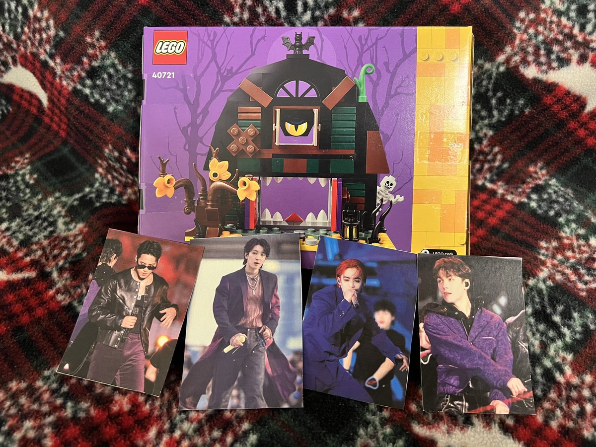 lilacmoth13's tweet photo. When you and your sister are both Carat and like Lego, you get fun Christmas gifts! 💜 #carat #legolove #SistersGoals #seventeen https://t.co/DIg3xlnZK3