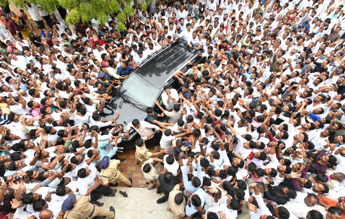 YSJFansCampaign's tweet photo. పులివెందుల క్యాంపు కార్యాలయానికి చేరుకున్న జగన్ 🔥 @ysjagan https://t.co/VtIfTgynVa
