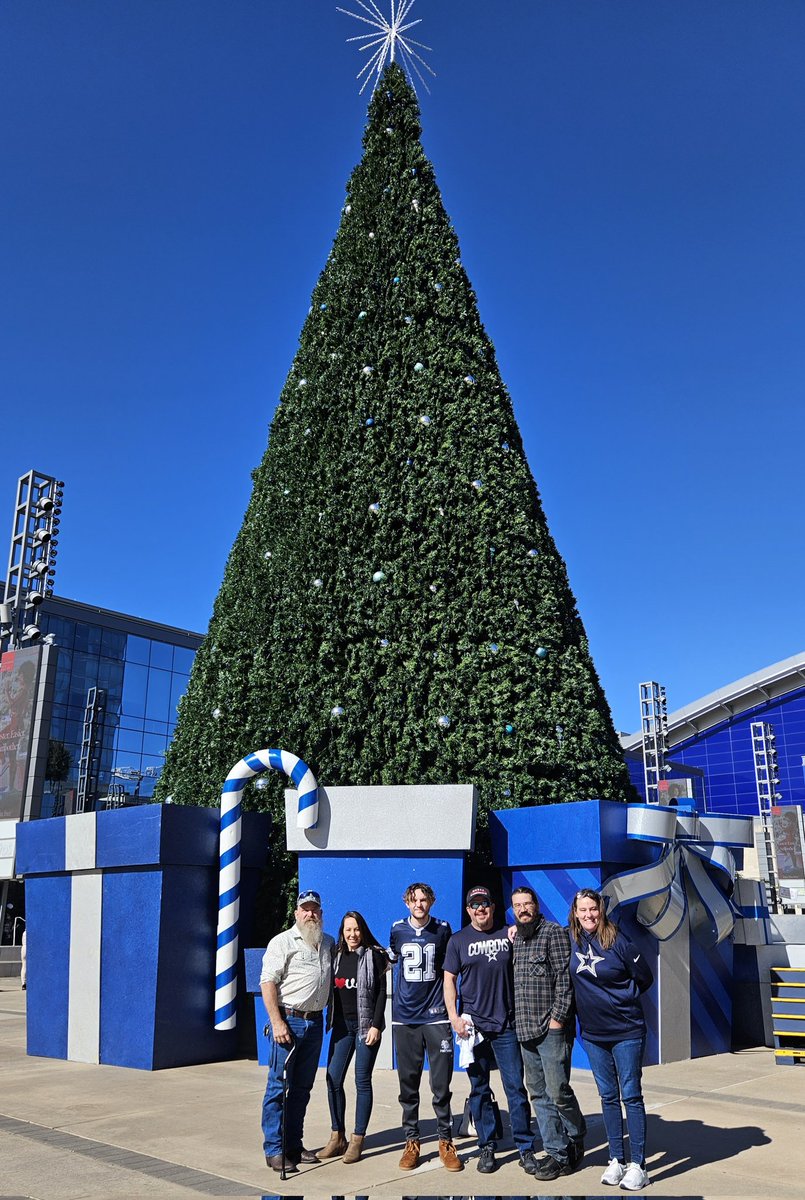 Amrod2323's tweet photo. Merry Christmas 🎄 #TheStarInFrisco #CowboysNation https://t.co/TEOyYpKm9k