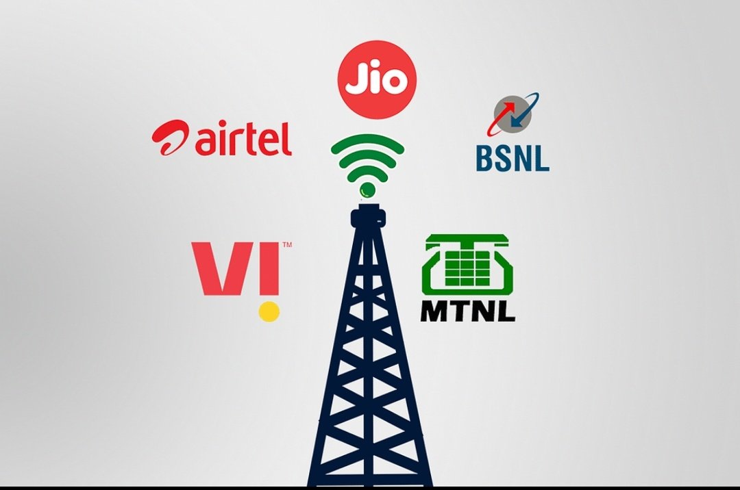 Vinword89's tweet photo. भारत में टेलीकॉम रेगुलेटर TRAI ने हाल ही में टैरिफ नियमों में बदलाव किए हैं, जिससे मोबाइल यूजर्स को बड़ी राहत मिली है। अब टेलीकॉम कंपनियां ऐसे रिचार्ज प्लान पेश करेंगी जो केवल वॉयस कॉल और एसएमएस के लिए होंगे। यानी, अब आपको अनचाही डेटा सर्विस के लिए पैसा खर्च नहीं करना पड़ेगा। आइए, इस नए फैसले के हर पहलू को मजेदार अंदाज में समझते हैं!

केवल वॉयस और एसएमएस: बुजुर्गों और 2G यूजर्स की बल्ले-बल्ले!

TRAI ने उन 15 करोड़ यूजर्स का खास ख्याल रखा है जो अभी भी 2G फोन का इस्तेमाल करते हैं। इनमें बुजुर्ग, ग्रामीण क्षेत्र के लोग और ड्यूल सिम वाले यूजर्स शामिल हैं। नया नियम इन्हें अनचाहे डेटा प्लान से छुटकारा दिलाएगा। अब वे सिर्फ अपनी जरूरत के मुताबिक वॉयस और एसएमएस सेवा का लाभ उठा सकते हैं।

"पैसे का सही इस्तेमाल हो, फालतू डेटा का झंझट नहीं।"
— TRAI का संदेश

365 दिन की वैधता: रिचार्ज की झंझट से मुक्ति

TRAI ने स्पेशल रिचार्ज वाउचर की वैधता को 90 दिनों से बढ़ाकर 365 दिन तक कर दिया है। इसका मतलब, अब बार-बार रिचार्ज करने का झंझट खत्म! यह उन यूजर्स के लिए वरदान है जो साल में केवल एक बार रिचार्ज करना पसंद करते हैं।

2G से 4G की जंग: Jio और Airtel की रणनीति पर असर

जहां TRAI का यह कदम उपभोक्ताओं को राहत देता है, वहीं Jio और Airtel जैसी कंपनियों के लिए यह एक चुनौती बन सकता है। ये कंपनियां यूजर्स को 2G से 4G और 5G में शिफ्ट करने की कोशिश में जुटी हैं।

"2G है डिजिटल इंडिया का रोडब्लॉक!"
— मुकेश अंबानी, Jio

लेकिन अब सवाल यह है कि क्या कंपनियां अपने राजस्व लक्ष्यों को इस नए नियम के साथ संतुलित कर पाएंगी?

हर किसी के लिए फ्लेक्सिबल रिचार्ज विकल्प

TRAI ने टेलीकॉम कंपनियों को किसी भी मूल्य के रिचार्ज वाउचर पेश करने की छूट दी है। हालांकि, उन्हें कम से कम ₹10 का रिचार्ज विकल्प देना अनिवार्य होगा। इससे यूजर्स को अपने बजट के अनुसार प्लान चुनने की आजादी मिलेगी।

डेटा की जरूरत नहीं? अब चिंता खत्म!

TRAI की रिपोर्ट बताती है कि कई लोग, खासकर वरिष्ठ नागरिक और वे लोग जिनके घर में ब्रॉडबैंड है, को डेटा की जरूरत नहीं होती। नया नियम इन्हें बिना डेटा वाले प्लान का विकल्प देकर खुश करेगा।

"ज़रूरत से ज्यादा सेवा न दें, उपभोक्ता की सहूलियत पर ध्यान दें।"
— TRAI

टेलीकॉम सेक्टर के लिए बड़ा बदलाव

यह नियम न केवल उपभोक्ताओं को राहत देगा बल्कि टेलीकॉम सेक्टर में प्रतिस्पर्धा को भी बढ़ावा देगा। हालांकि, यह देखना दिलचस्प होगा कि कंपनियां कैसे इस बदलाव के साथ तालमेल बिठाती हैं।

निष्कर्ष

TRAI का यह कदम एक बड़ा सुधार है जो उपभोक्ताओं को सस्ती और जरूरत के मुताबिक सेवाएं देने का वादा करता है। अब आपको सिर्फ वही सेवाएं मिलेंगी, जिनकी आपको वाकई जरूरत है।
तो, चलिए स्वागत करते हैं एक स्मार्ट और सहूलियतभरे मोबाइल युग का!