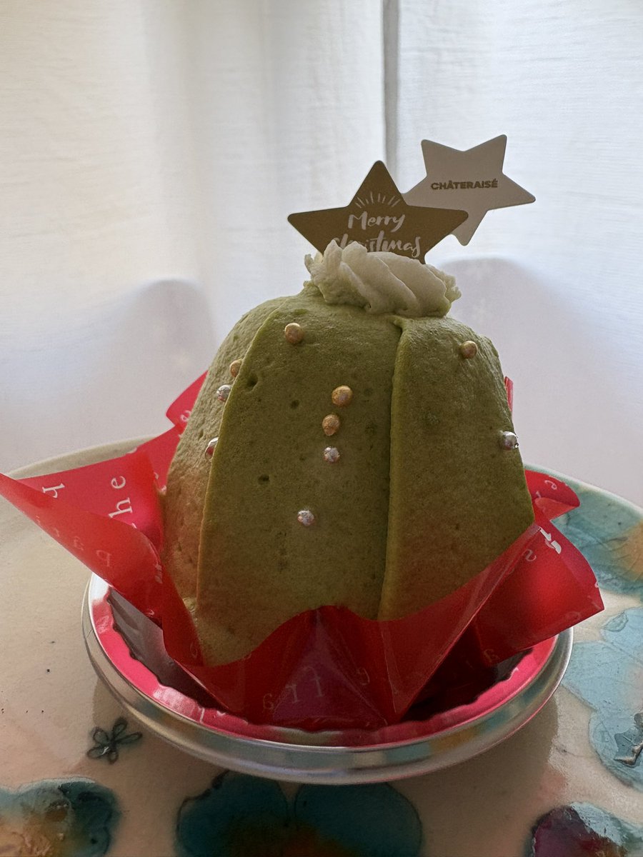 TENN0105's tweet photo. シャトレーゼのピスタチオのモンブラン🎄
ピスタチオはそんなに感じなかったけど、原価の高いピスタチオを使ってるのに453円。中のフランボワーズ？の甘酸っぱさと合ってました。
中に入ってるつぶつぶは何かな食感が良かったです。2枚目はハロウィンのバナナバージョン https://t.co/7hLPqdhdVi