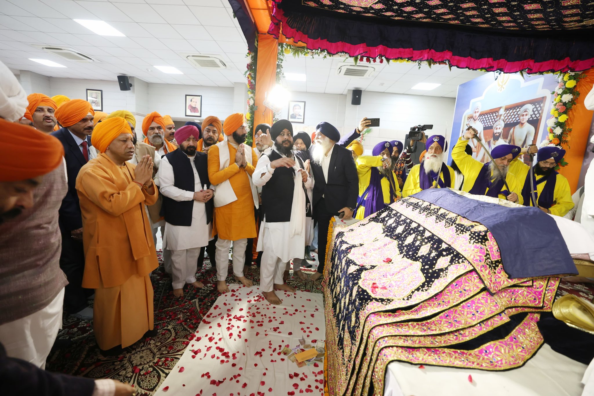 मुख्‍यमंत्री आवास पर वीर बाल दिवस पर संकीर्तन, सीएम योगी ने गुरुद्वारे में टेका मत्‍था