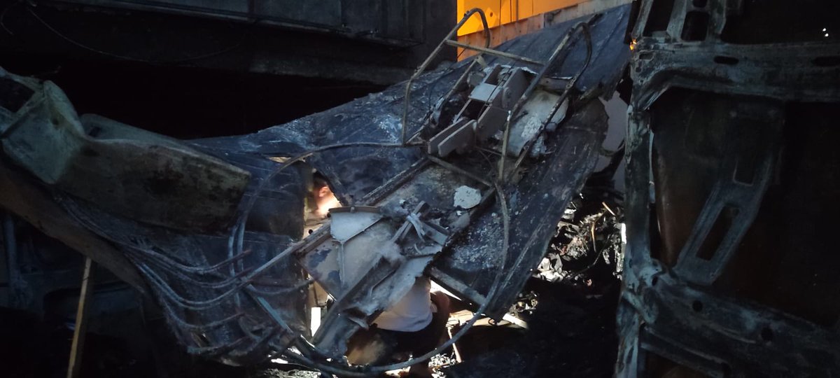 #صور| آثار الدمار الذي وقع بسيارة البث التابعة لقناة القدس الفضائية التي قصفها جيش الاحتلال وارتقى خلالها 5 شهداء صحفيين