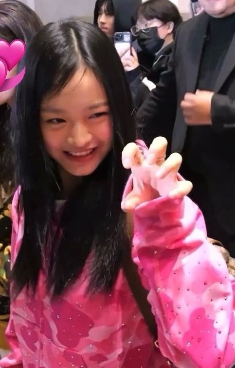 onlyhanni2k4's tweet photo. 😼😼 https://t.co/fWF3mhGhui