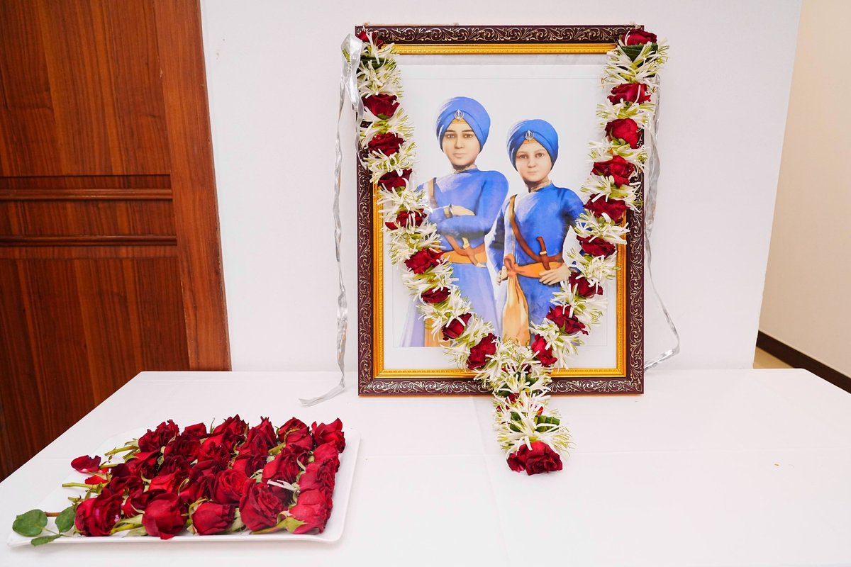 Dev_Fadnavis's tweet photo. 🌸 Offered my humble floral tributes to the Sahibzades of Guru Gobind Singh Ji, the tenth Guru of the Sikhs, on Veer Bal Diwas at my official residence in Mumbai today.
🌸 शिखांचे दहावे गुरु, गुरु गोविंद सिंहजी यांच्या साहिबजाद्यांना वीर बाल दिनी, आज मुंबई येथील माझ्या शासकीय निवासस्थानी पुष्पहार अर्पण करून अभिवादन केले.
🌸 वीर बाल दिवस के अवसर पर मुंबई स्थित मेरे सरकारी आवास पर सिखों के दसवें गुरु, गुरु गोविंद सिंह जी इनके चारों साहिबजादों की प्रतिमा पर माल्यार्पण कर विनम्र अभिवादन किया।

🕚 10.55am | 26-12-2024📍Sagar Bungalow, Mumbai | स. १०.५५ वा. | २६-१२-२०२४📍सागर निवासस्थान, मुंबई.

#Maharashtra #Mumbai #VeerBalDiwas