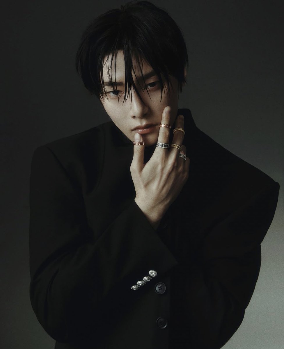 A MODEL 🖤