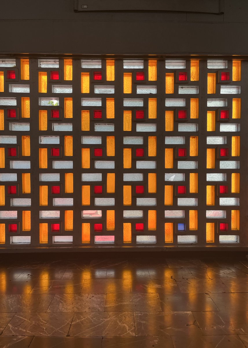 wonder_m_r's tweet photo. Muro con vitroblock en la estación Viaducto (1970) de la línea 2 del Metro de la Ciudad de México. https://t.co/t8dvTfFGIi