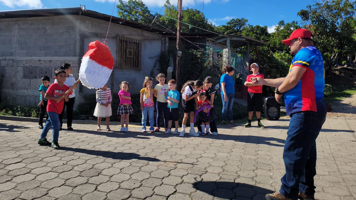 ✨🎄 Este 24 de diciembre, en el corazón de #SanRafaeldelNorte, la alegría iluminó el barrio Pío II. 🌟 Con sonrisas radiantes, los niños celebraron una mágica jornada llena de piñatas, juegos y momentos inolvidables. 🎁🎉❤️🖤