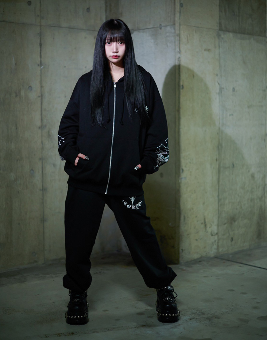 NEW ARRIVAL】 REFLEM【レフレム】 クロス刺繍ジップアップパーカー/全