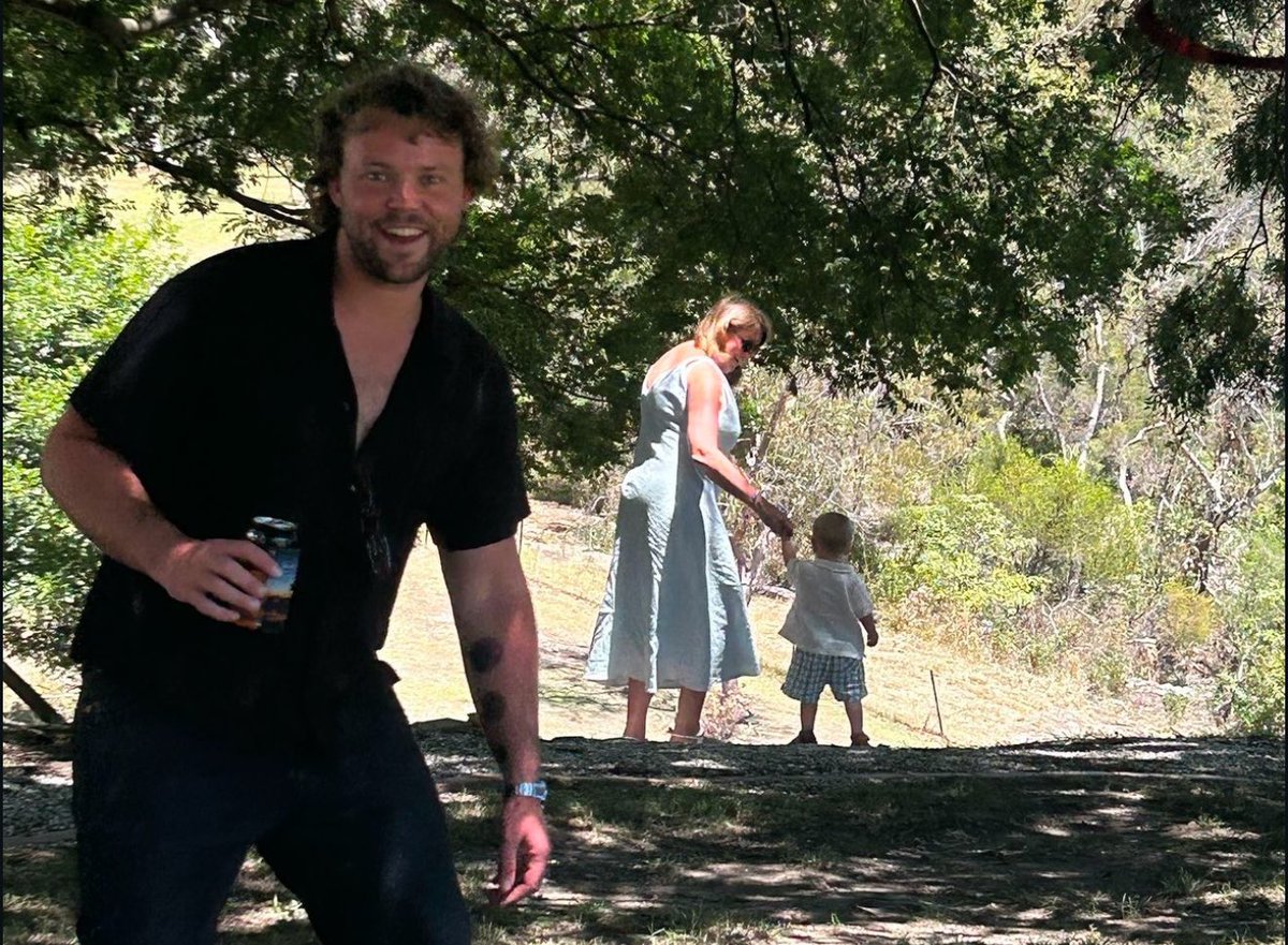 everyone’s favorite photobomber