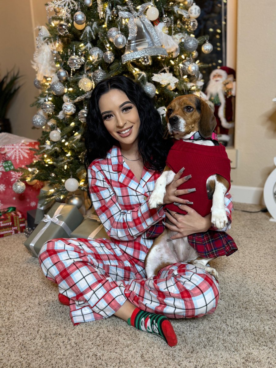 SimplyKarrr's tweet photo. Merry Christmas from Luna &amp; Kar ❤️ https://t.co/mM75M4uUeX