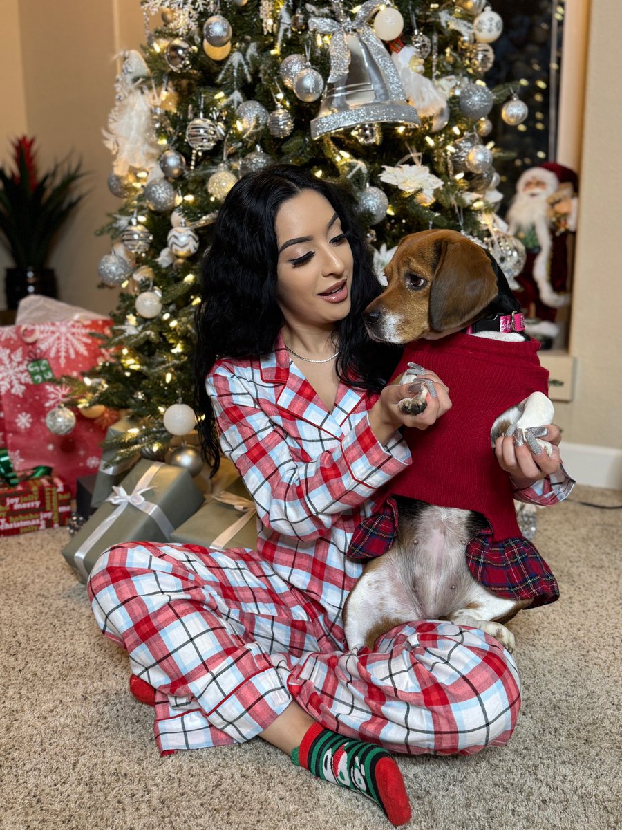 SimplyKarrr's tweet photo. Merry Christmas from Luna &amp; Kar ❤️ https://t.co/mM75M4uUeX