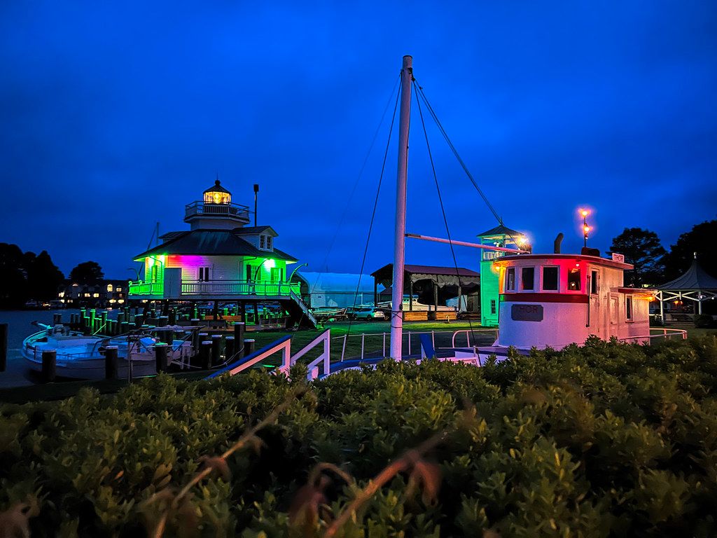 ToshioK's tweet photo. Hooper Strait Lighthouse at St Michaels, Maryland https://t.co/SyW1UCJndd #photography #travel #Festive #lights  #hooperStraitLighthouse #lighthouse #ChesapeakeBayMaritimeMuseum #chesapeakebay #museum  #St.Michaels #Maryland #boat https://t.co/mPIRvefLAu