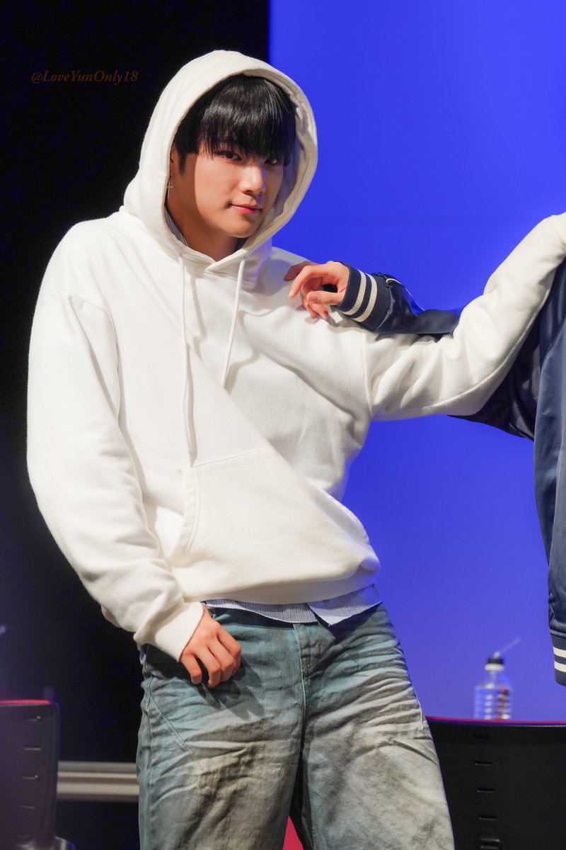 LoveYunOnly18's tweet photo. 20241219 

ˢᵉˣʸ ᵐᵒᵈᵉˡ ᵖᵒˢᵉ✴︎

#앰퍼샌드원 #윤시윤 #ユンシユン
#AMPERSANDONE #SIYUN https://t.co/IwD9HZBImF
