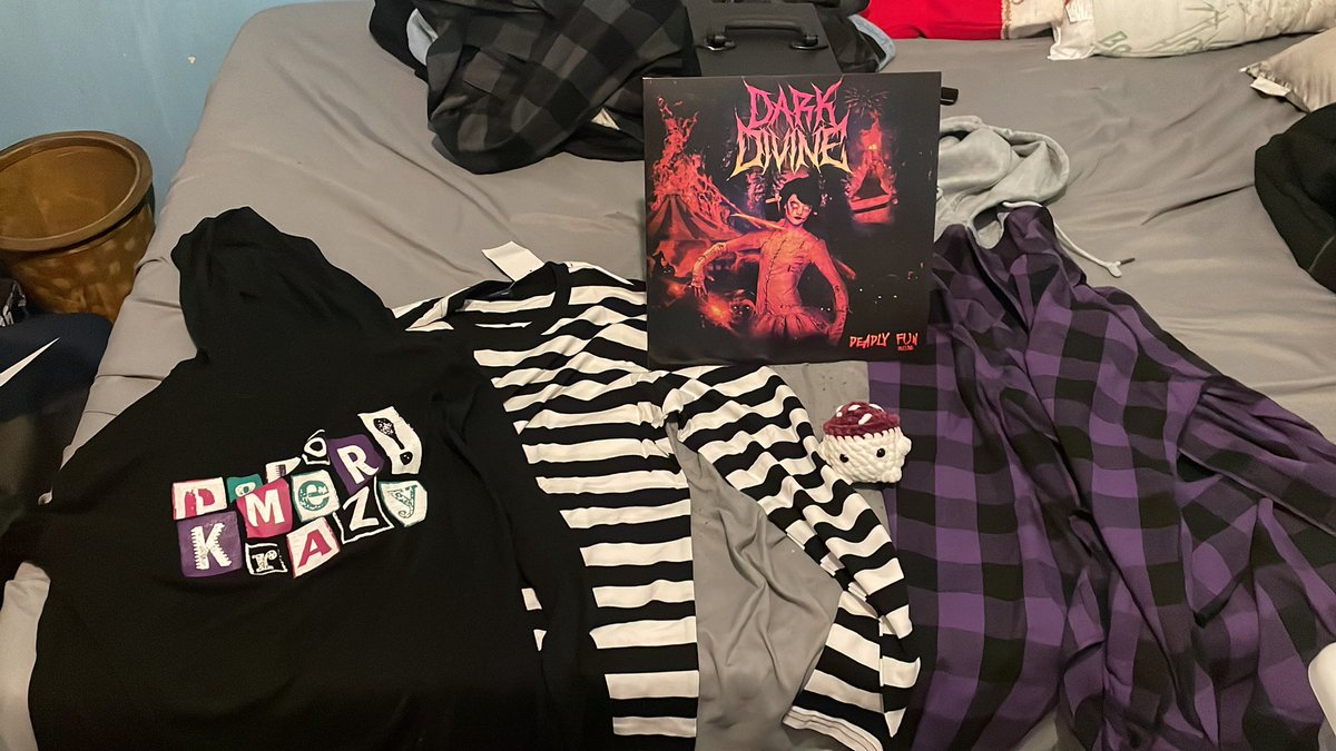 d0ubleexposure's tweet photo. christmas haul!!! i also got concert tickets and my grandmas gonna take me shopping soon :33 https://t.co/aUozJdVG9j