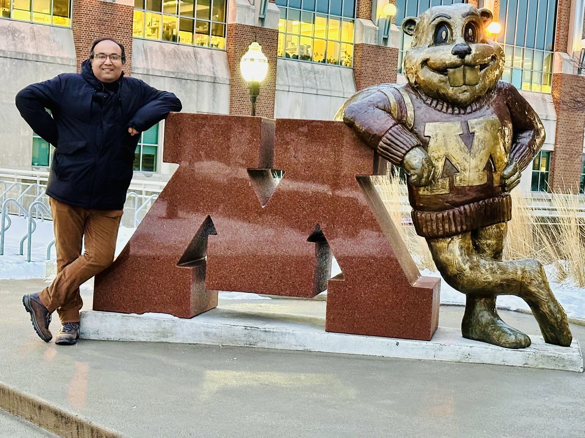 chromajain's tweet image. Explored my new stomping grounds and took a picture with Goldy today!