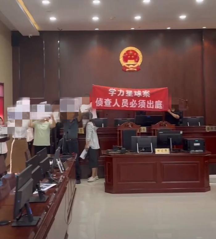 whyyoutouzhele's tweet photo. 12月25日 内蒙古 律师旁听被法警辣椒水喷脸
数名律师去旁听学力星球传销案被违法要求搜身，法警拒绝出示法律依据并驱逐这些律师。律师要求法警提供警号，被法警辣椒水喷脸
6月，该案家属曾在法庭上拉横幅要求侦查人员出庭对峙：当地公安2名侦查人员在笔录中同一时段出现在多个省份，涉嫌伪造笔录。 https://t.co/PSd5UpwCL7
