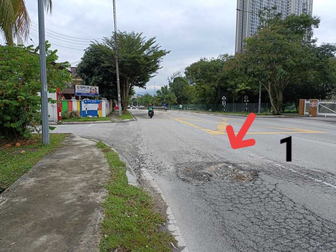 BooSoonYew67's tweet photo. Multiple Potholes along left lane @ Jln Perdana 3/1, heading to traffic light junction
with Jln Perdana Utama, Pandan Perdana, #Selangor ..
#MPAJ have been informed via sispaa .. 1/3 https://t.co/ccOvVH9YoU