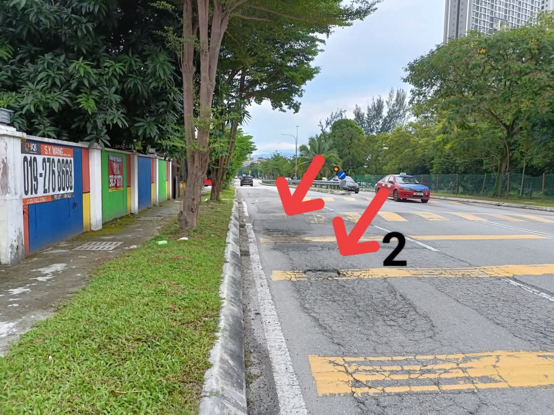 BooSoonYew67's tweet photo. Multiple Potholes along left lane @ Jln Perdana 3/1, heading to traffic light junction
with Jln Perdana Utama, Pandan Perdana, #Selangor ..
#MPAJ have been informed via sispaa .. 1/3 https://t.co/ccOvVH9YoU