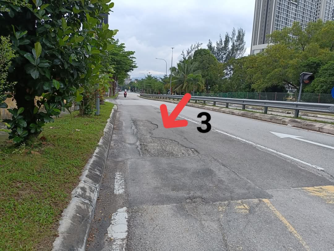 BooSoonYew67's tweet photo. Multiple Potholes along left lane @ Jln Perdana 3/1, heading to traffic light junction
with Jln Perdana Utama, Pandan Perdana, #Selangor ..
#MPAJ have been informed via sispaa .. 1/3 https://t.co/ccOvVH9YoU