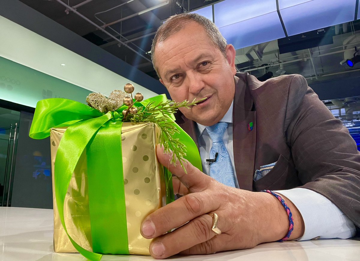 VictorCorderoTV's tweet photo. Trabajando en lo que me apasiona. @univision34 Mi #mejor regalo de #navidad @VictorCorderoNoticias @elpaparrush @VictorCorderoTV #feliznavidad #merrychristmas #merryxmas #bendecido #agradecido #blessed #ilovemyjob https://t.co/7KV9a2KPt5